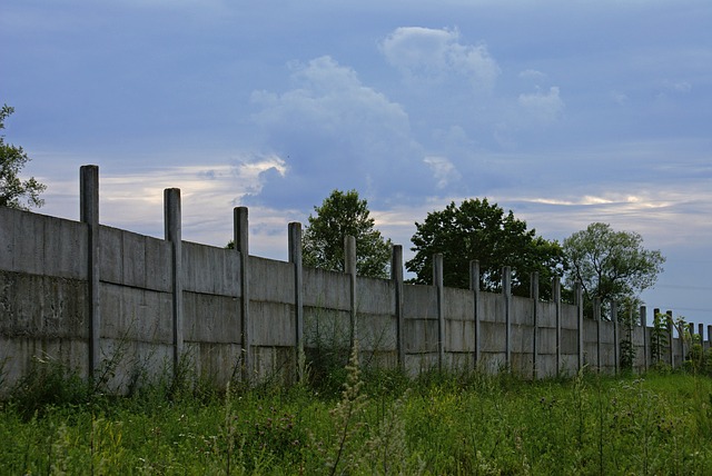 typický betonový plot na klíč